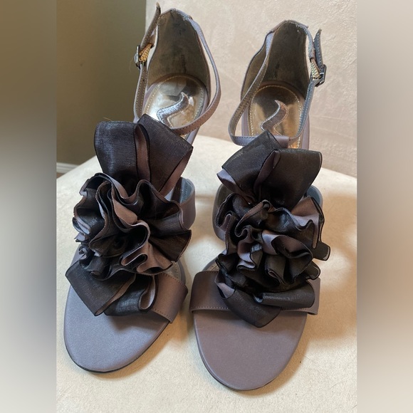 Nina Satin Ribbon Heels in gray & black - Picture 2 of 3